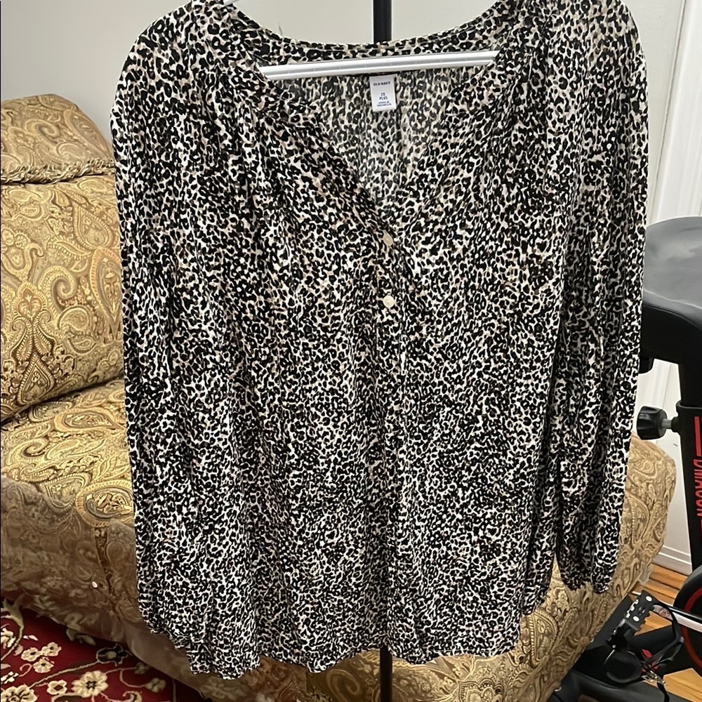 OLD NAVY Women Popover Blouse 100% Rayon Animal Print Long Sleeve